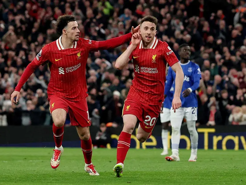Liverpool derrota por la cuenta mínima a Everton y sigue liderando la Premier
