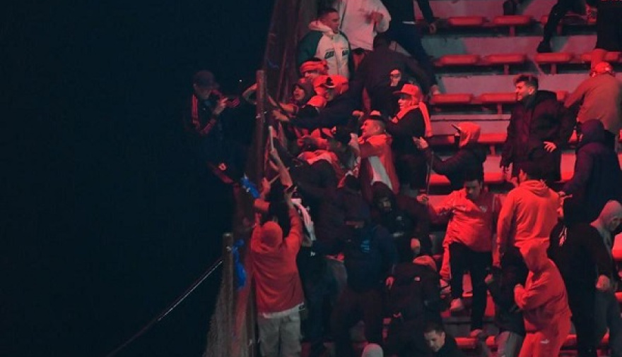Padre de hincha de la ‘U’ lanzado al vacío por barra de Independiente informa progreso: «Sin sedación, pero sigue entubado»