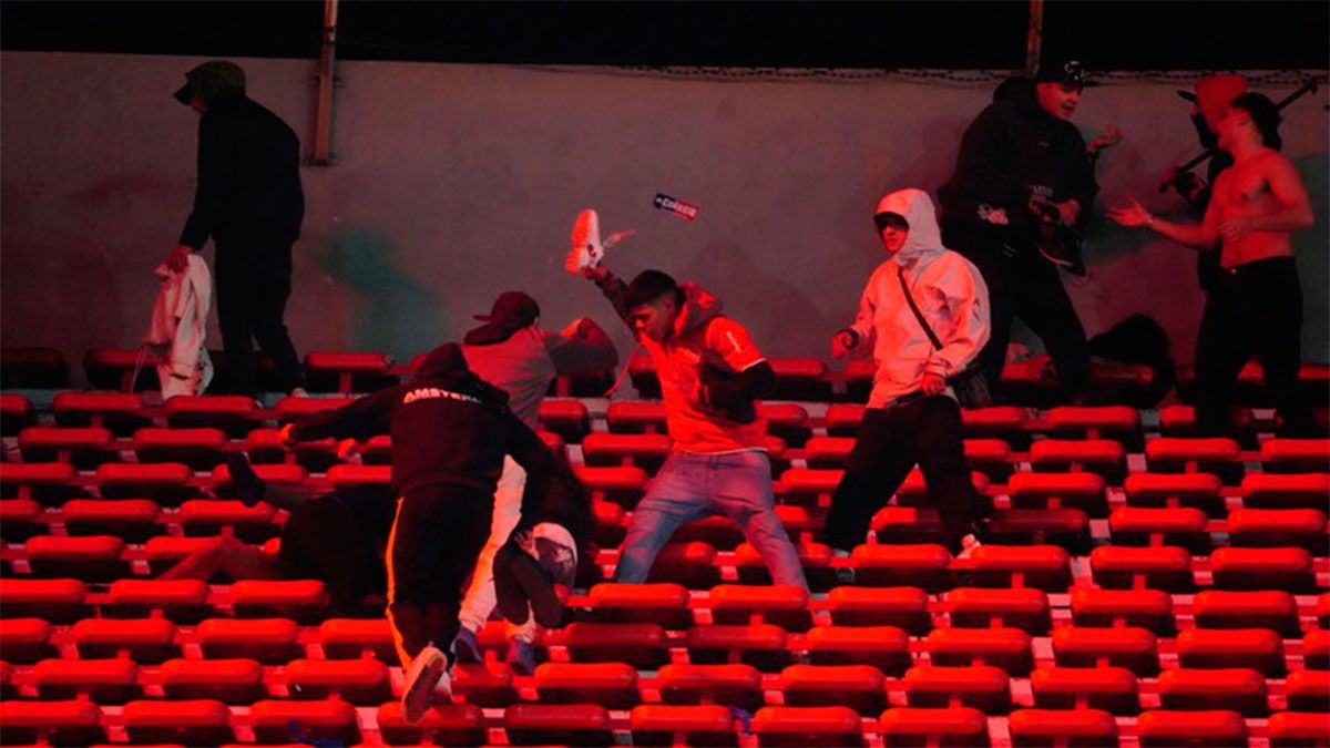 Violencia en Avellaneda: más de un centenar de hinchas de la ‘U’ detenidos y varios heridos graves tras los incidentes