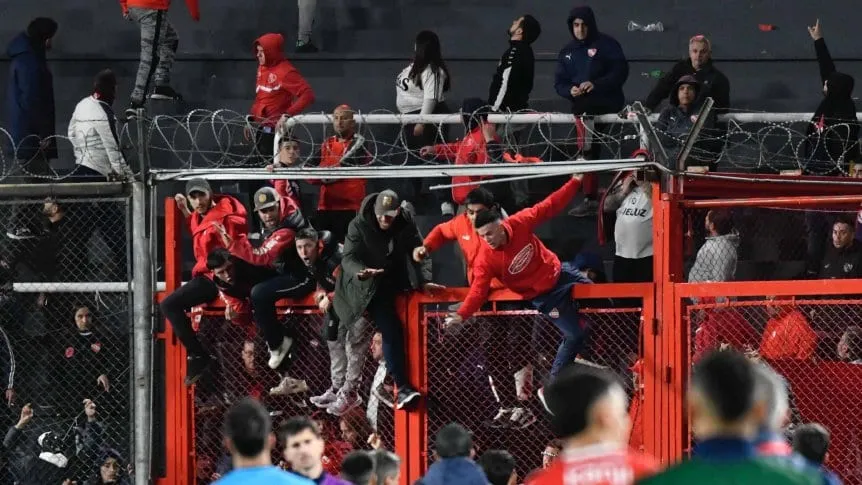 VIDEOS: Suspenden partido Universidad de Chile vs Independiente por incidentes entre hinchas