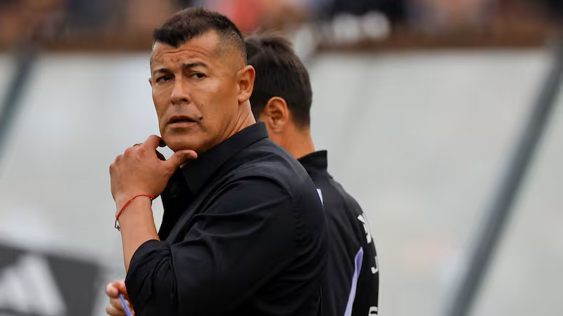VIDEO: Hinchas de Colo Colo piden la salida de Almirón y club toma decisión radical