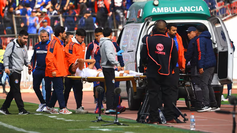 Jugador de Audax Italiano se lesiona gravemente frente a Universidad de Chile y queda fuera de temporada