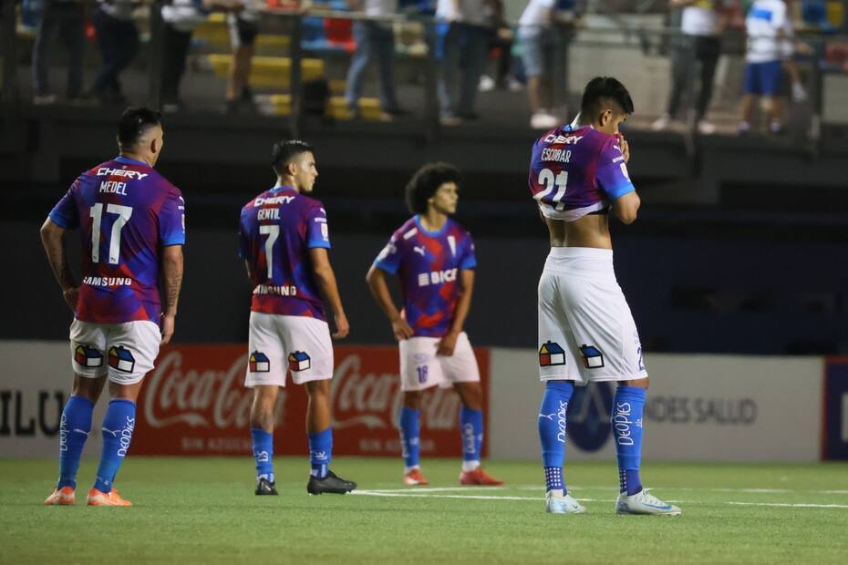 Malas noticias para Universidad Católica: aplazan debut en el Claro Arena