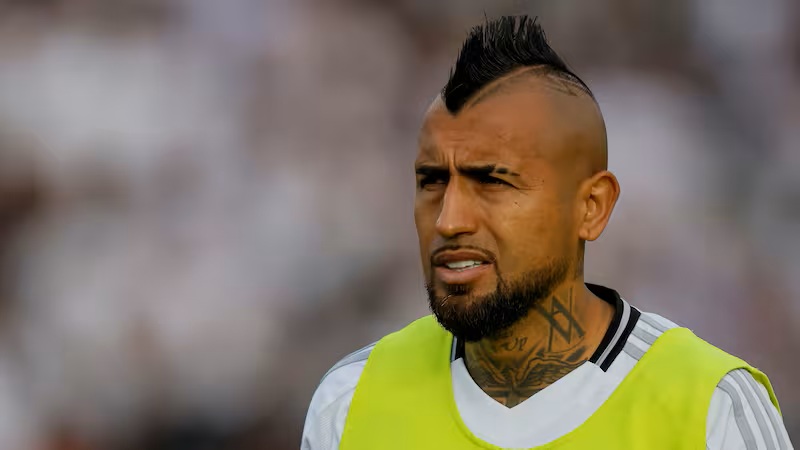 Tras la goleada de la UC a Colo Colo, Arturo Vidal lanza un duro mensaje: «Vergüenza es poco»