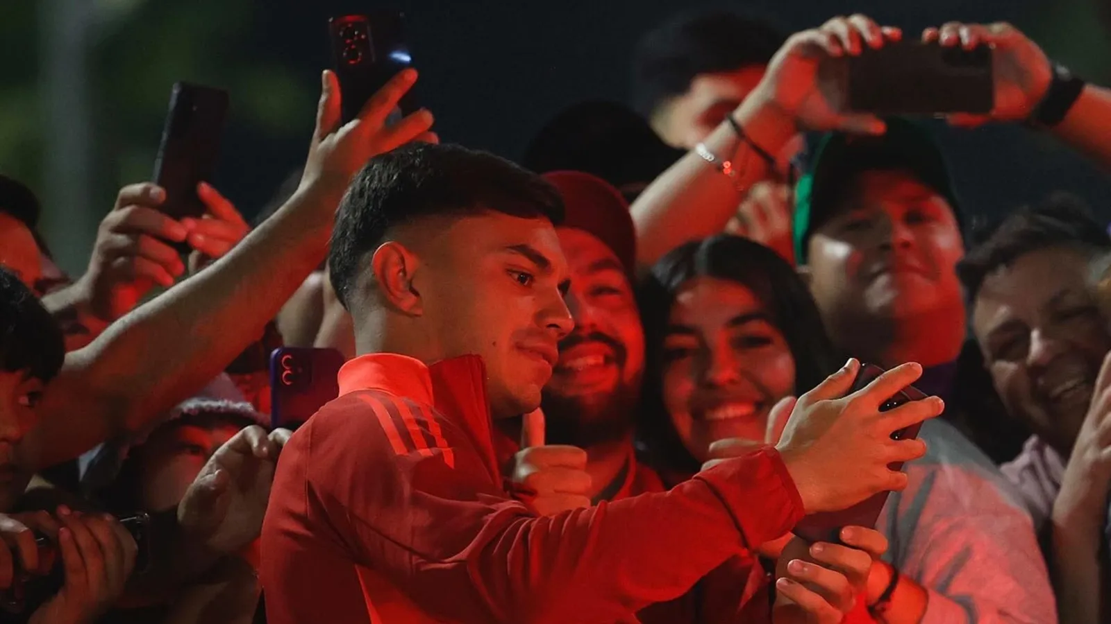 FOTOS: Multitudinaria bienvenida de la Marea Roja a la Selección Chilena en Río de Janeiro