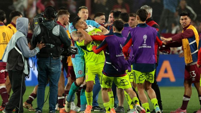 arquero de lanus golpes