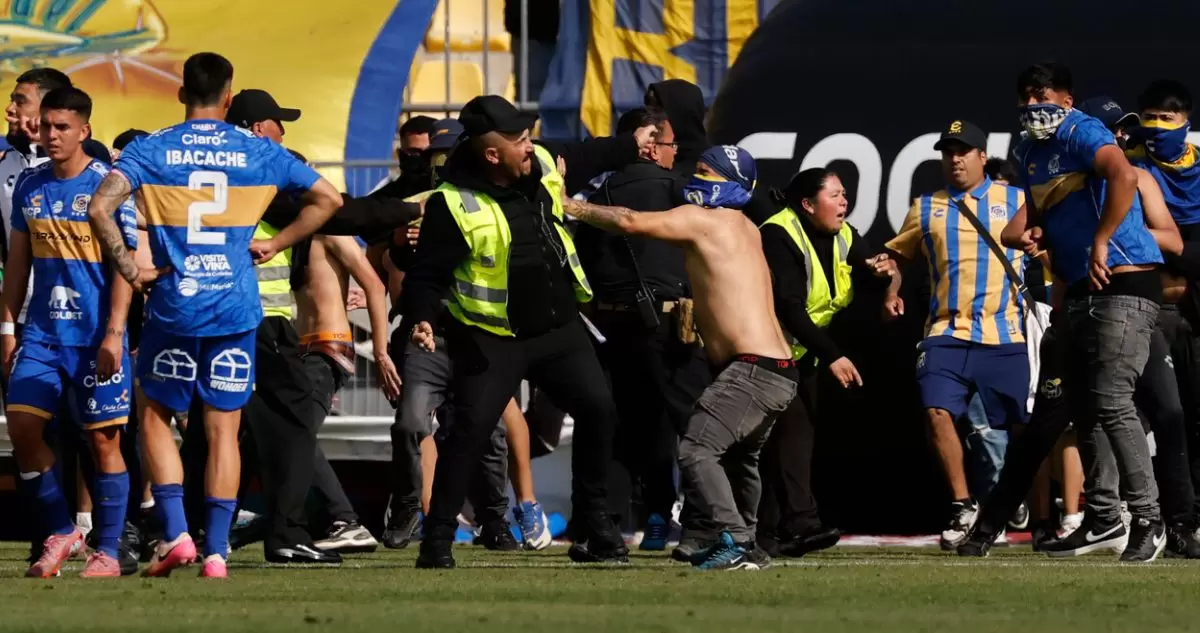 VIDEO: Barristas de Everton invaden la cancha y agreden a jugadores tras derrota ante Universidad Católica