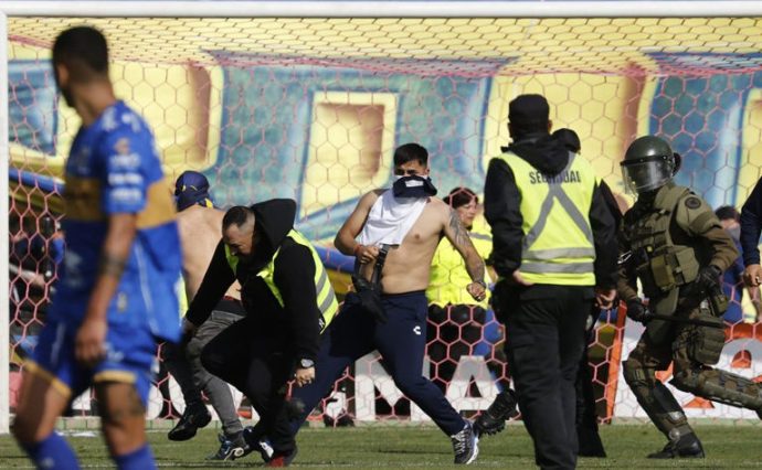 hinchas everton invaden la cancha