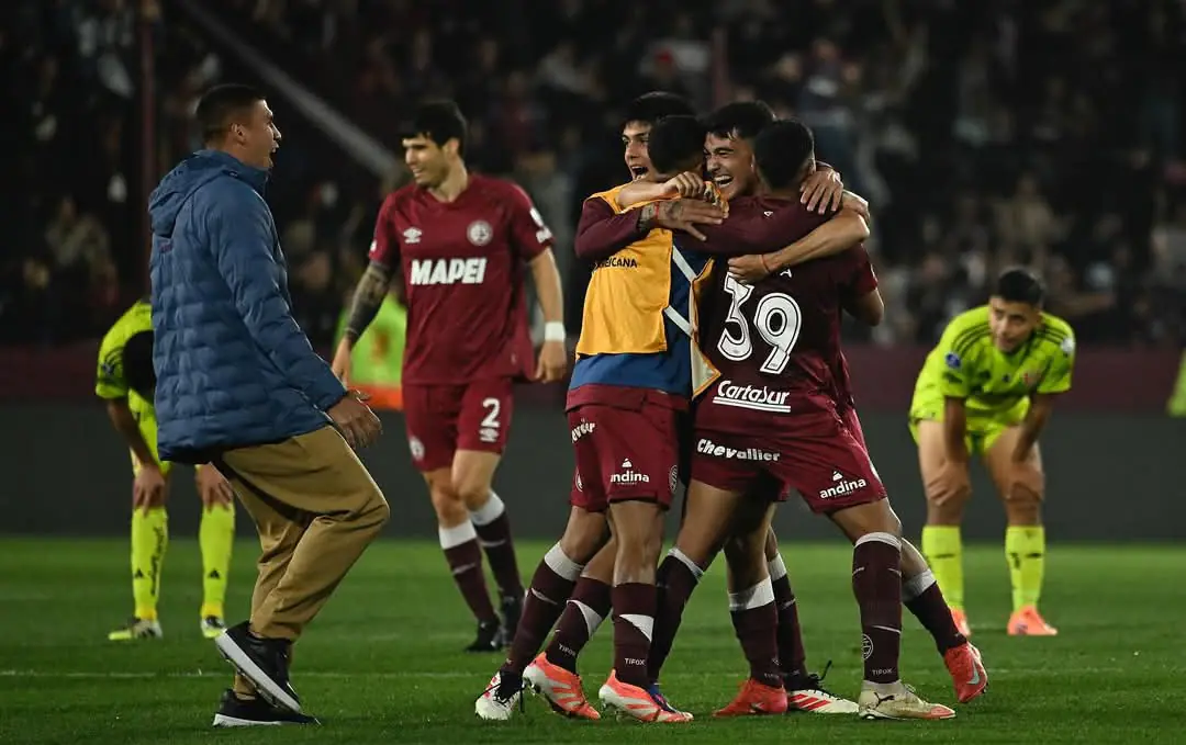 Con horroroso arbitraje y polémico gol, Lanús vence por la mínima a la ‘U’