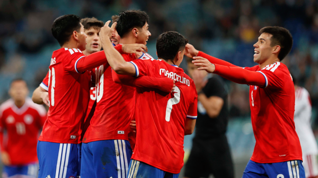 Chile derrota a Perú pese a jugar con uno menos y finaliza el año con importante triunfo