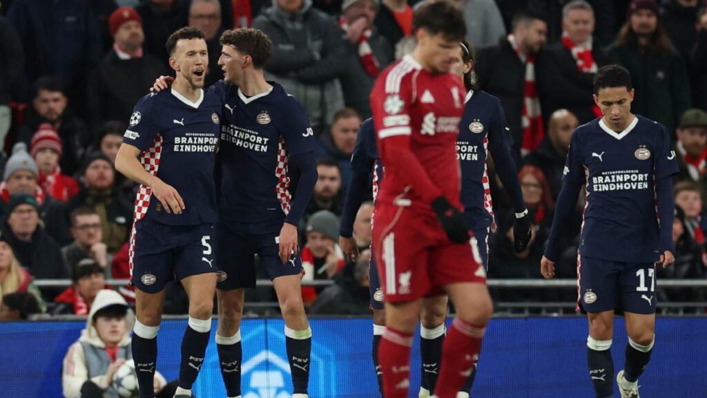 (Goles) PSV sorprende al Liverpool con goleada en Anfield por la Champions