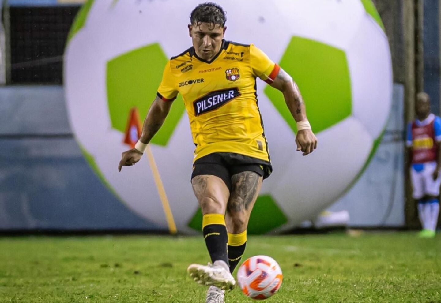 Conmoción en el fútbol mundial: jugador y su esposa asesinados a tiros