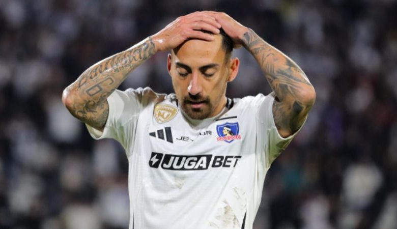 «Para favorecer a la U»: exgoleador albo estalla por castigo a Javier Correa en Colo Colo