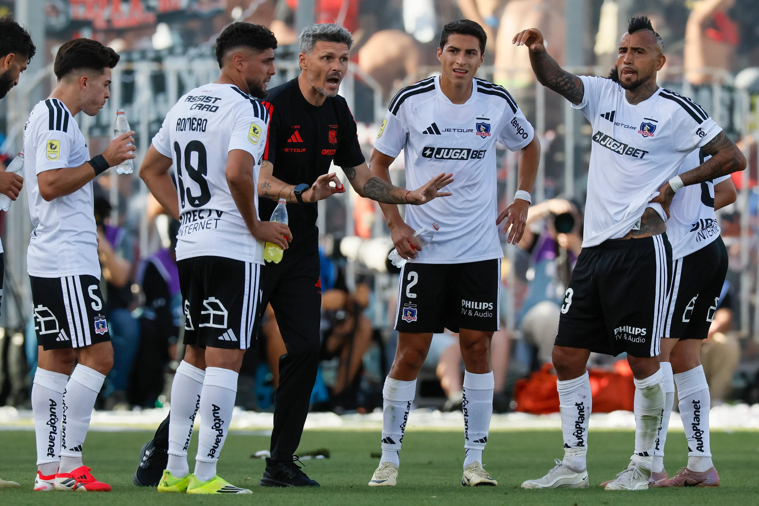 Defensor de Colo Colo admite bajo nivel y responde a duras críticas: «Sé cuando mi nivel está bajo»