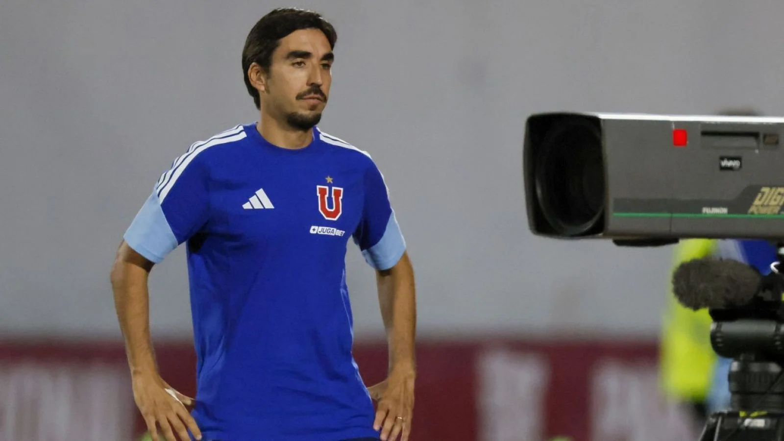 Meneghini responde a los cánticos de los hinchas de la U en su contra: «No es mucho lo que…»