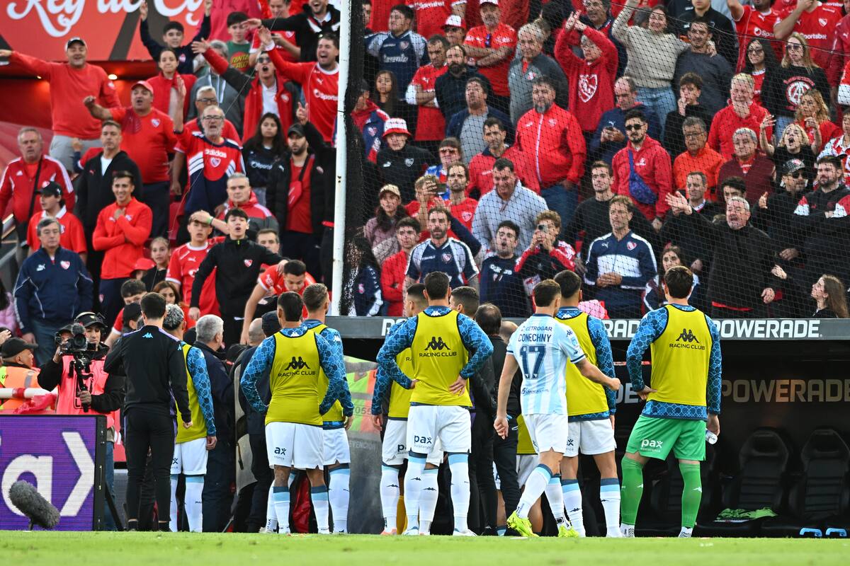 hinchas independiente agredebn a jugadores racing
