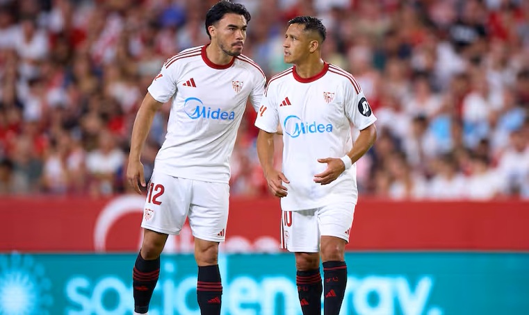 Tensión en Sevilla: hinchas insultan a Alexis Sánchez y Gabriel Suazo
