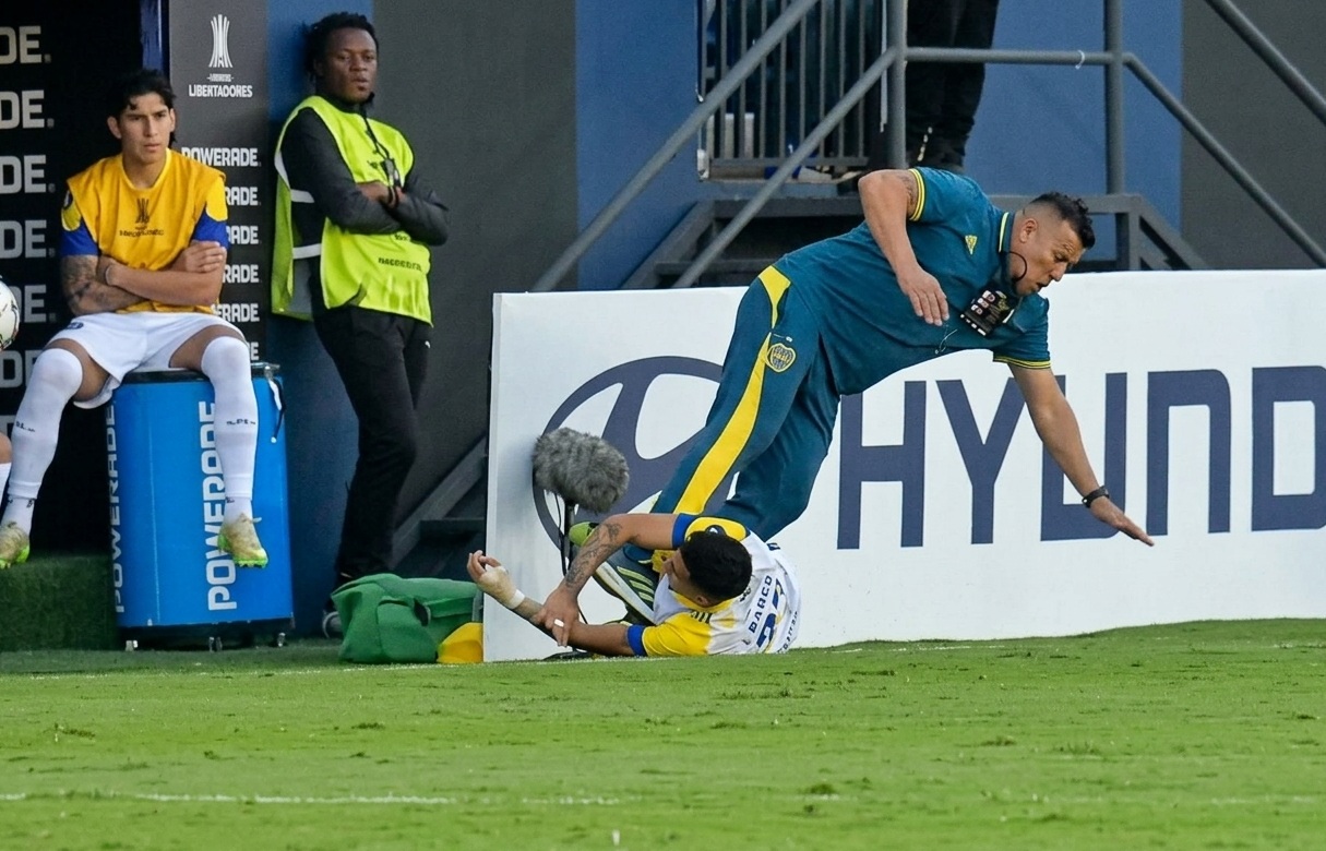 VIDEO: Jorge Almirón sufre dura barrida de defensor de Rosario Central en la Libertadores