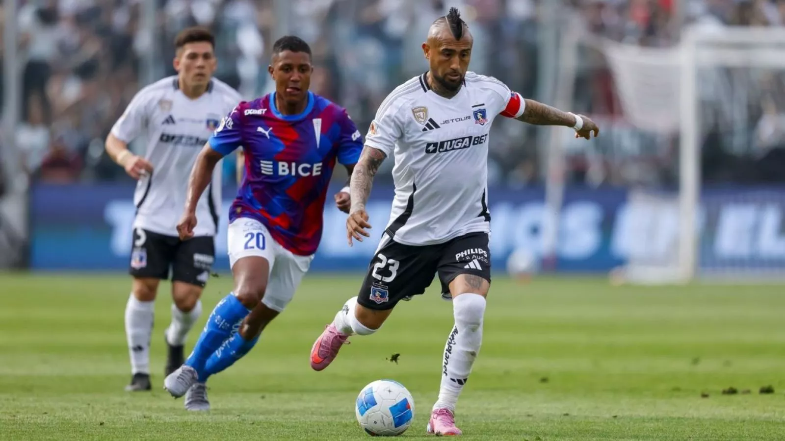 Se complica Colo Colo: la UC entra fuerte por jugador que quieren en Macul