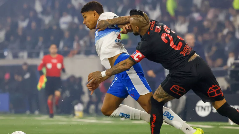 Tras polémica jugada de Vidal: la UC confirma sensible baja para duelo con Boca Juniors