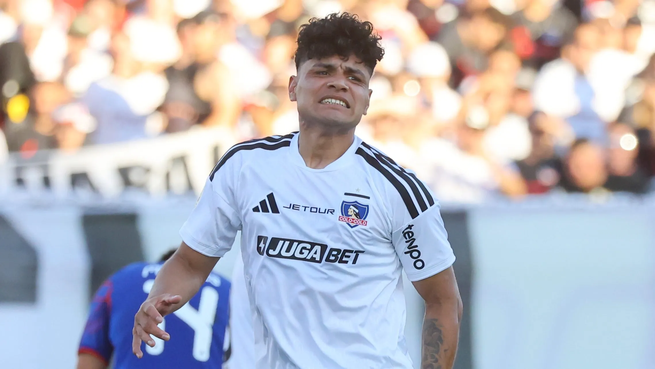 Malas noticias para Colo Colo: Claudio Aquino enfrenta grave lesión que lo alejaría un tiempo de las canchas