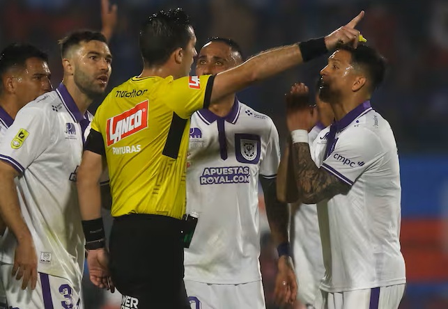 Confirman duro castigo a Diego Carrasco tras su expulsión ante la ‘U’