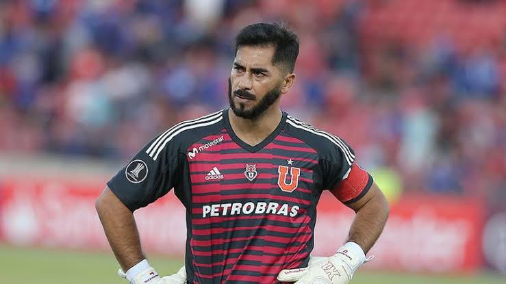 Johnny Herrera arremete contra jugador de la U: «Llega hasta segunda y no puede más»