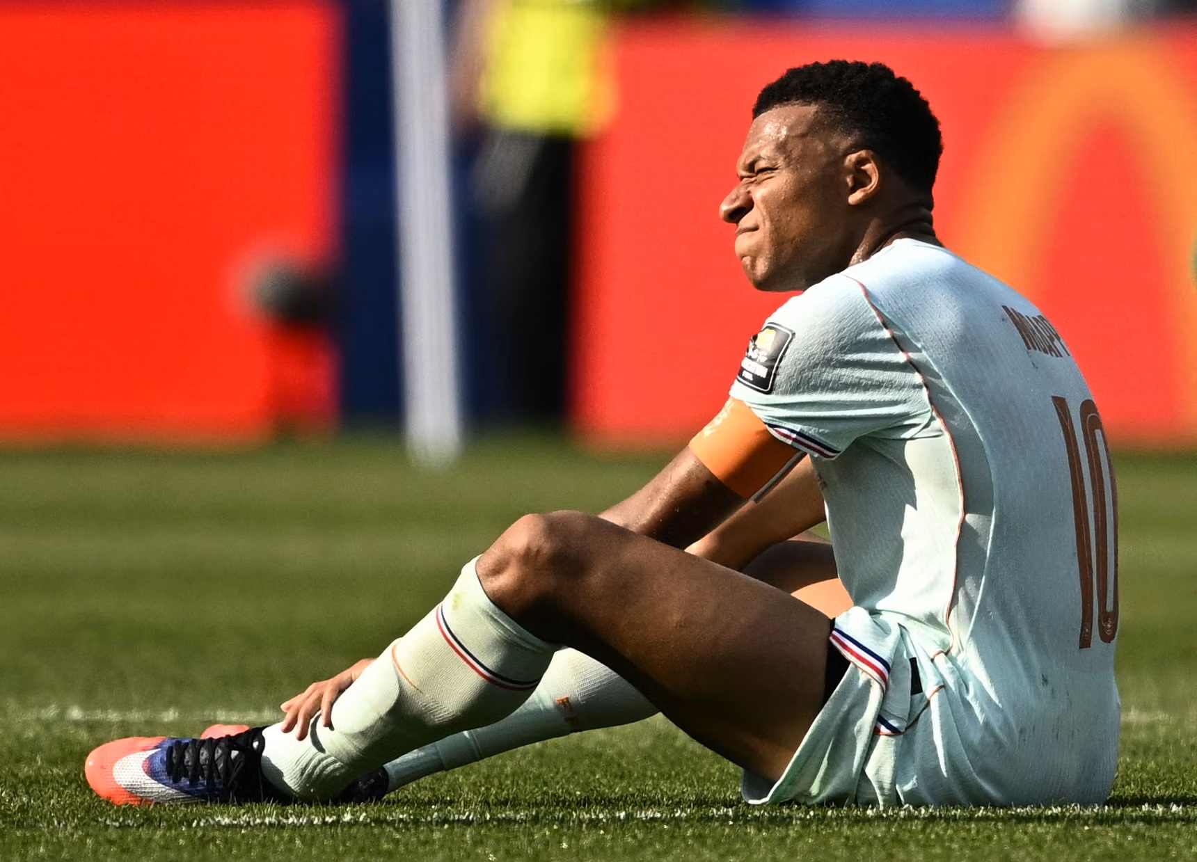 Alarma en Francia: Mbappé salió con molestias y Deschamps aclaró qué pasó con la estrella gala