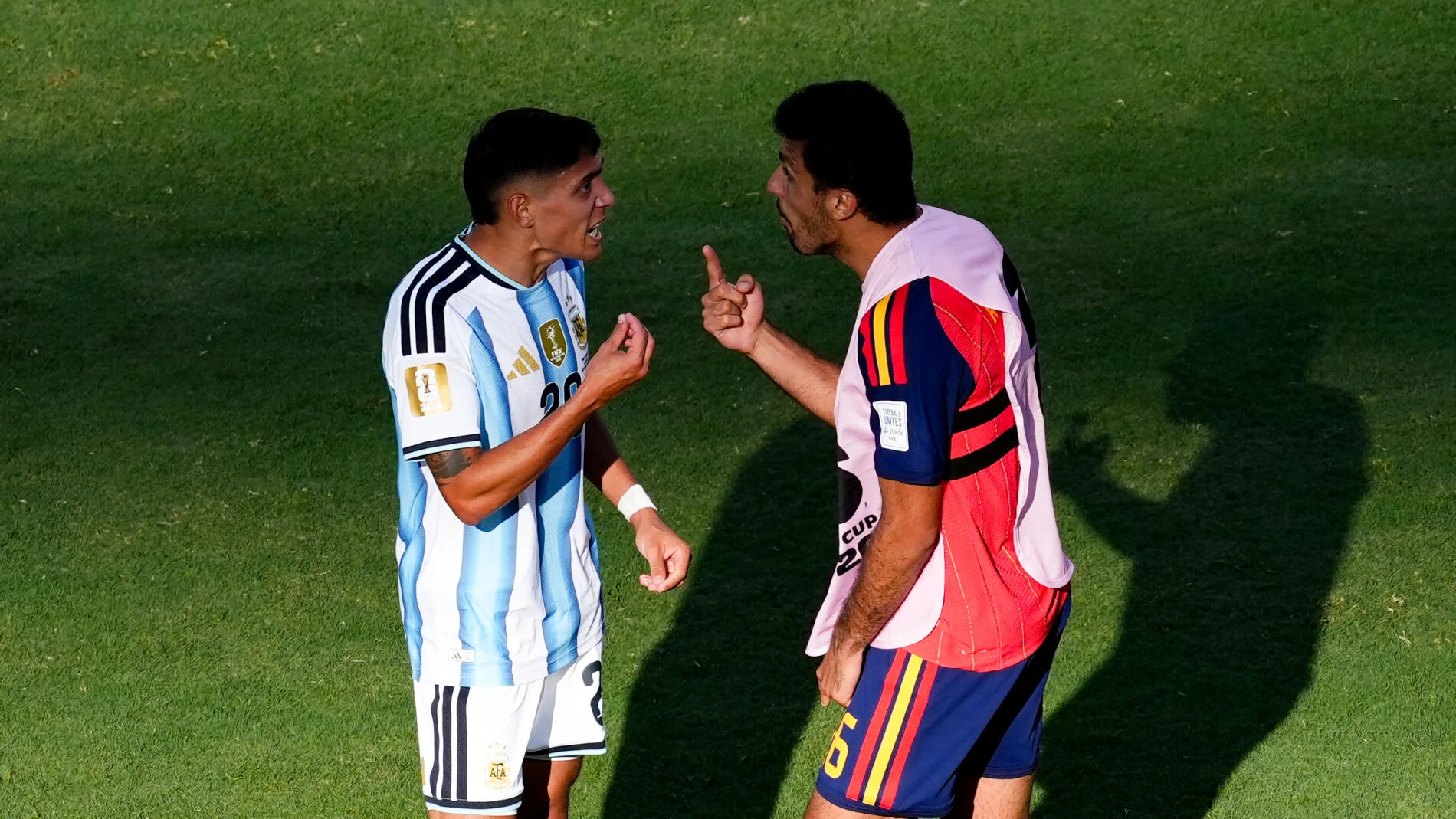 No se vio en TV: el golpe de Nahuel Molina a Rodri tras perder la final