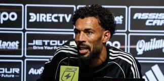 Complicado escenario para Colo Colo: Vozinha sigue fuera de Chile y no jugará ante Puerto Montt