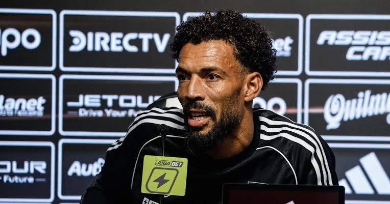 Complicado escenario para Colo Colo: Vozinha sigue fuera de Chile y no jugará ante Puerto Montt
