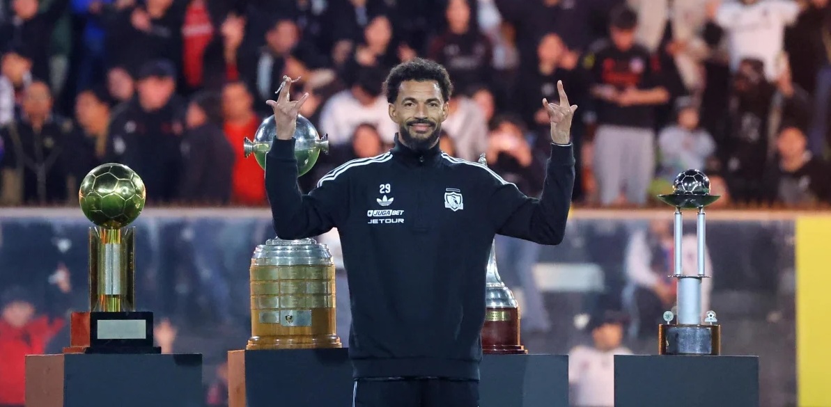 Así fue el multitudinario recibimiento de Vozinha en su presentación como nuevo refuerzo de Colo Colo
