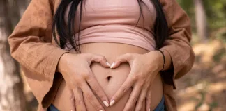 Querida actriz chilena anuncia que está embarazada con tiernas fotos junto a su esposo y su mascota