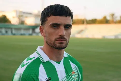 Real Betis no quiere perder a Troy Parrott y fija millonaria cláusula de salida